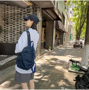 Mochila vintage de mezclilla lavada para mujer en un entorno de estilo de vida exterior