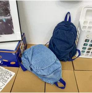 Vista detallada de mochilas de mezclilla lavada vintage en azul claro y oscuro