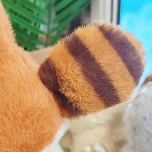 Detailaufnahme des flauschig gestreiften Schwanzes eines Waschbär-Plüschanhängers