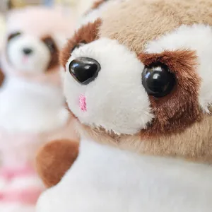 Primer plano de un adorable mapache de peluche con pelaje suave y ojos negros.