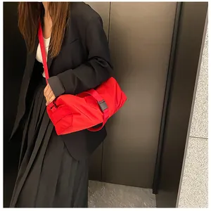 Bolsa de gimnasio roja de tela Oxford de gran capacidad llevada por modelo con chaqueta