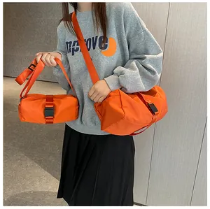 Detalle de las bolsas de gimnasia de tela oxford naranja en dos tamaños para viaje.