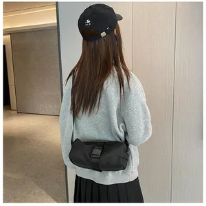 Bolso bandolera de tela oxford negro de gran capacidad usado por una modelo