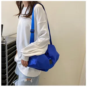 Bolso bandolera grande de tela Oxford azul eléctrico mostrado en modelo con estilo