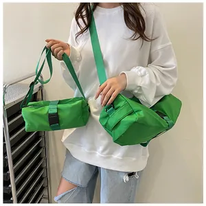 Detalle de la bolsa de viaje grande verde y el bolso bandolera pequeño de fitness