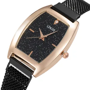 Détail de la montre à quartz vintage rectangulaire ciel étoilé pour femme avec bracelet noir