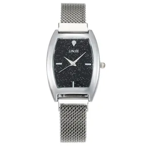 Vue détaillée d'une montre à quartz argentée pour femme avec cadran ciel étoilé noir