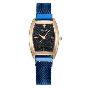 Vue détaillée du cadran ciel étoilé et du bracelet magnétique bleu de cette montre à quartz.