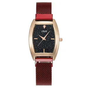 Détail d'une montre à quartz pour femme avec cadran étoilé et bracelet magnétique.