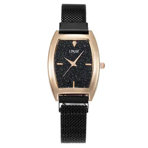Détail d'une montre à quartz vintage pour femme avec cadran ciel étoilé et bracelet noir