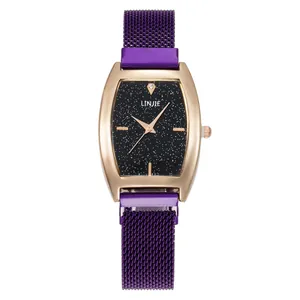 Gros plan détaillé d'une montre à quartz rétro carrée pour femme avec bracelet violet.