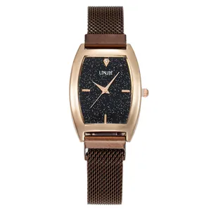 Détails d'une montre femme cadran ciel étoilé avec boîtier rectangulaire élégant en or rose