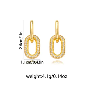 Vue détaillée de créoles ovales plaquées or 16k avec micro-pavage de zircons et dimensions