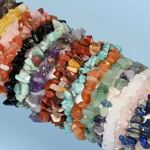 Primer plano de pulseras de chips de cristal natural multicolor con texturas únicas.