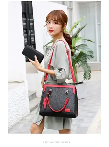 Bolso de mano de gran capacidad con letras grabadas lucido por modelo asiática en exteriores
