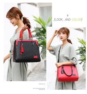 Vista detallada de bolso de mano de cuero grabado de moda en variantes negro y rojo