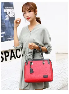Vista detallada de un bolso rojo con relieve de moda llevado por una modelo chic