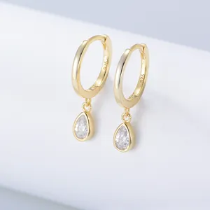 Detail van S925 sterling zilveren gouden oorringen met waterdruppel zirkoon hangers