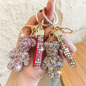 Nahaufnahme von funkelnden, mit Strass besetzten Bären-Schlüsselanhängern in Pink