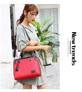 Elegante bolso de mano rojo de gran capacidad con diseño de letras en relieve