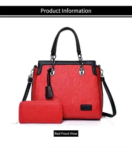 Vista frontal del bolso de mano rojo y billetera con patrón de letras en relieve