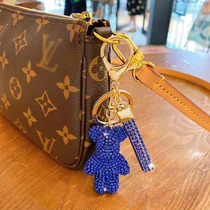 Detailansicht eines funkelnden blauen Bären-Schlüsselanhängers mit Strasssteinen für Taschen