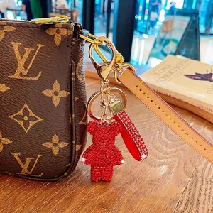 Detailansicht eines roten Bären-Schlüsselanhängers mit Strasssteinen an einer Tasche