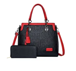 Vista frontal del bolso grande negro y rojo con relieve y juego de cartera para mujeres