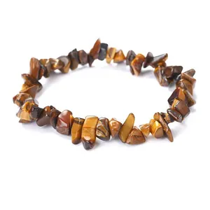Primer plano de una pulsera de fragmentos de ojo de tigre natural con cuentas irregulares