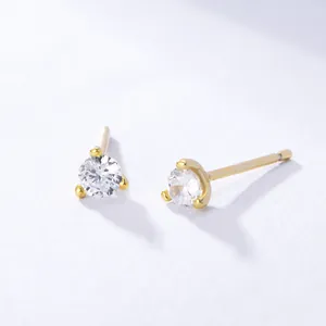 Close-up van elegante gouden oorknopjes met fonkelende heldere ronde stenen in detail