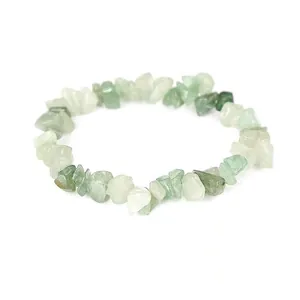 Detalle macro de la pulsera elástica de cristal verde natural con piedras irregulares