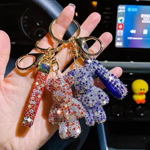 Detail von funkelnden Strass-Bären-Schlüsselanhängern für Auto- und Handtaschen.