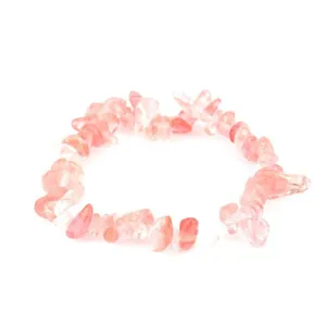 Vista detallada de las piedras de cristal rosa natural irregular en una pulsera elástica.