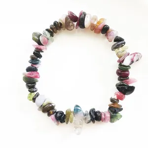Vista detallada de la pulsera elástica de grava de piedra natural con cristales irregulares