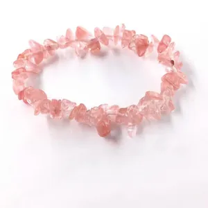 Detalle de primer plano de una pulsera elástica de virutas de cristal de cuarzo rosa natural