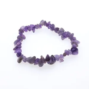 Vista macro detallada de una pulsera elástica de fragmentos de cristal de amatista mujer