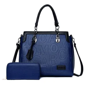 Bolso de mano azul marino de gran capacidad con relieve de letras y cartera a juego