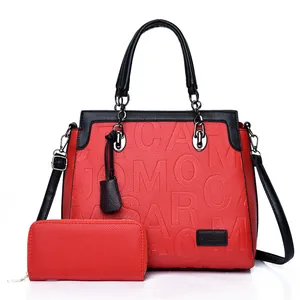 Conjunto de bolso de mano rojo y negro con relieve de letras y billetera a juego