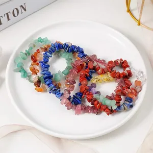 Pulseras elásticas hechas a mano de chips de piedra natural en colores vibrantes