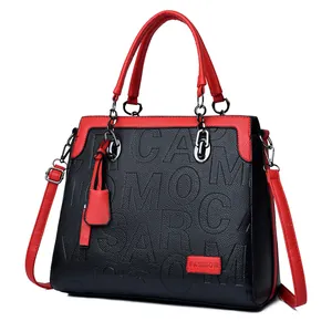 Elegante bolso de mano de gran capacidad para mujer con detalles rojos y letras grabadas