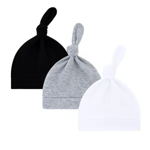 Auswahl von drei neutral gefärbten Baby-Knotenhüten in Schwarz, Grau und reinem Weiß