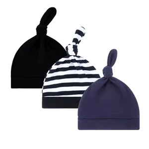Set aus drei weichen Knotmützen für Babys in Schwarz, Marineblau und mit Streifenmuster