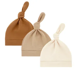 Set mit drei weichen Knotmützen aus Baumwolle in Erdtönen für Neugeborene und Babys
