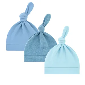 Drei Baby-Mützen mit Knoten in verschiedenen Blautönen aus weichem Baumwollstoff-Set.