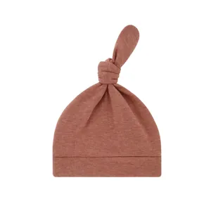 Weiche terrakottafarbene Baby-Knotenmütze für Neugeborene, minimalistisches Design