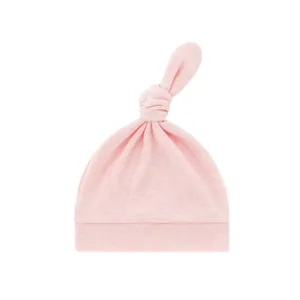 Nahaufnahme einer weichen rosa geknoteten Baby-Mütze speziell für Neugeborene gefertigt