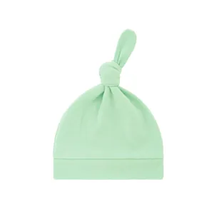 Weiche mintgrüne Knotenmütze für Babys aus atmungsaktivem und bequemem Strickstoff