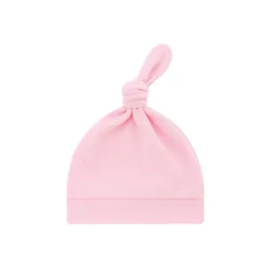 Detailansicht einer weichen rosa Babyknotenmütze aus atmungsaktivem Baumwollstoff