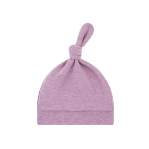 Weiche lila gestrickte Babyknotenmütze für Neugeborene mit Texturdetailaufnahme