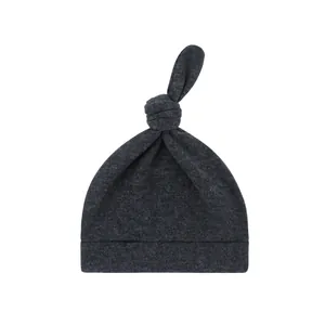 Detailansicht einer weichen dunkelgrauen Strickmütze für Babys mit modernem Knotendesign